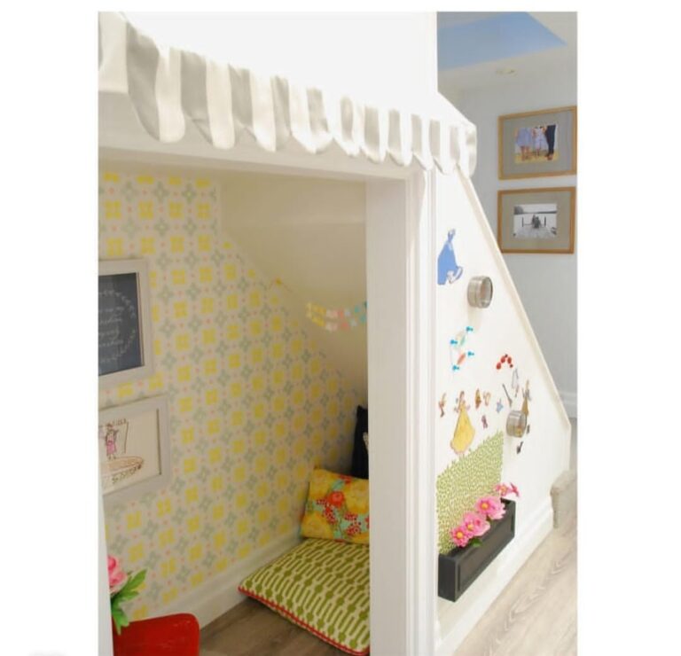 غرفة تحت الدرج